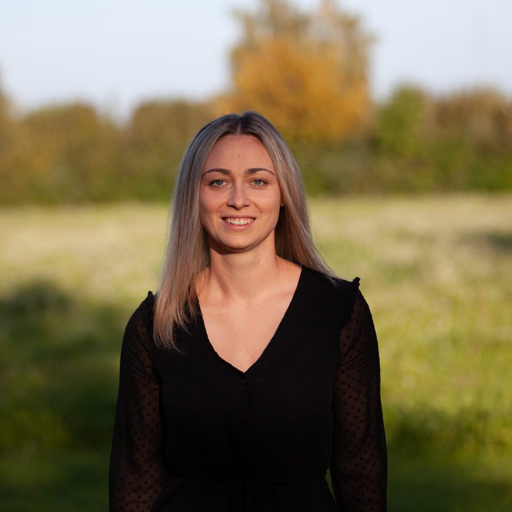 Sarah im Freien vor einer Wiese
