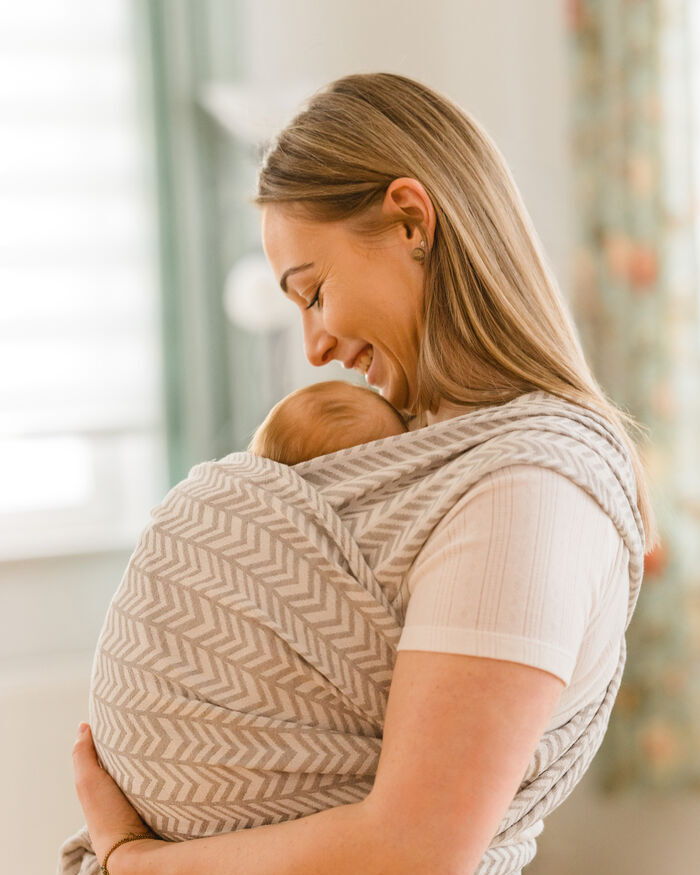 Sarah mit Baby im Tragetuch
