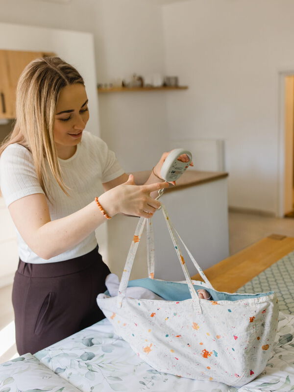 Sarah richtet ein Babybettchen her