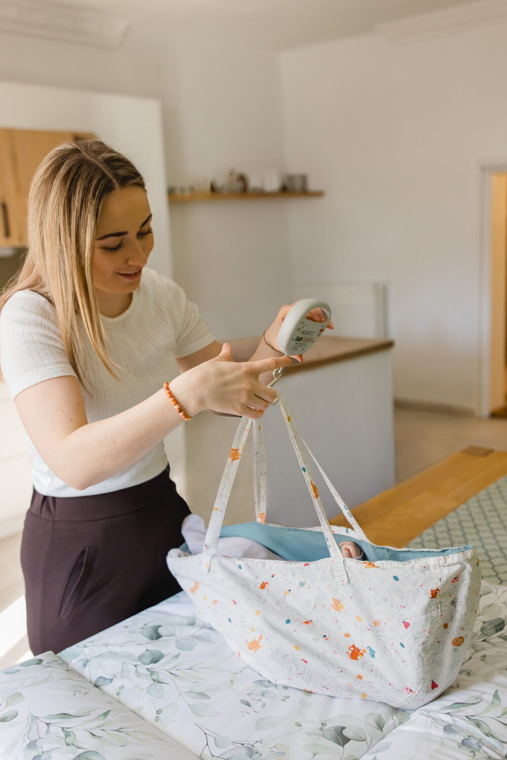 Sarah richtet ein Babybettchen her