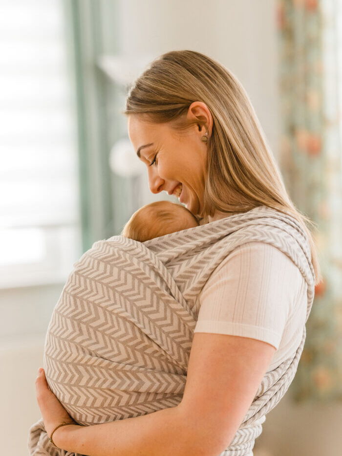 Hebamme Sarah Klaus mit Baby im Tragetuch